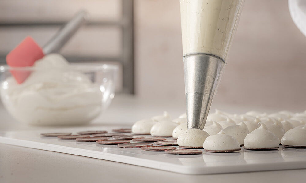Vanillafilling is piped for Pralines